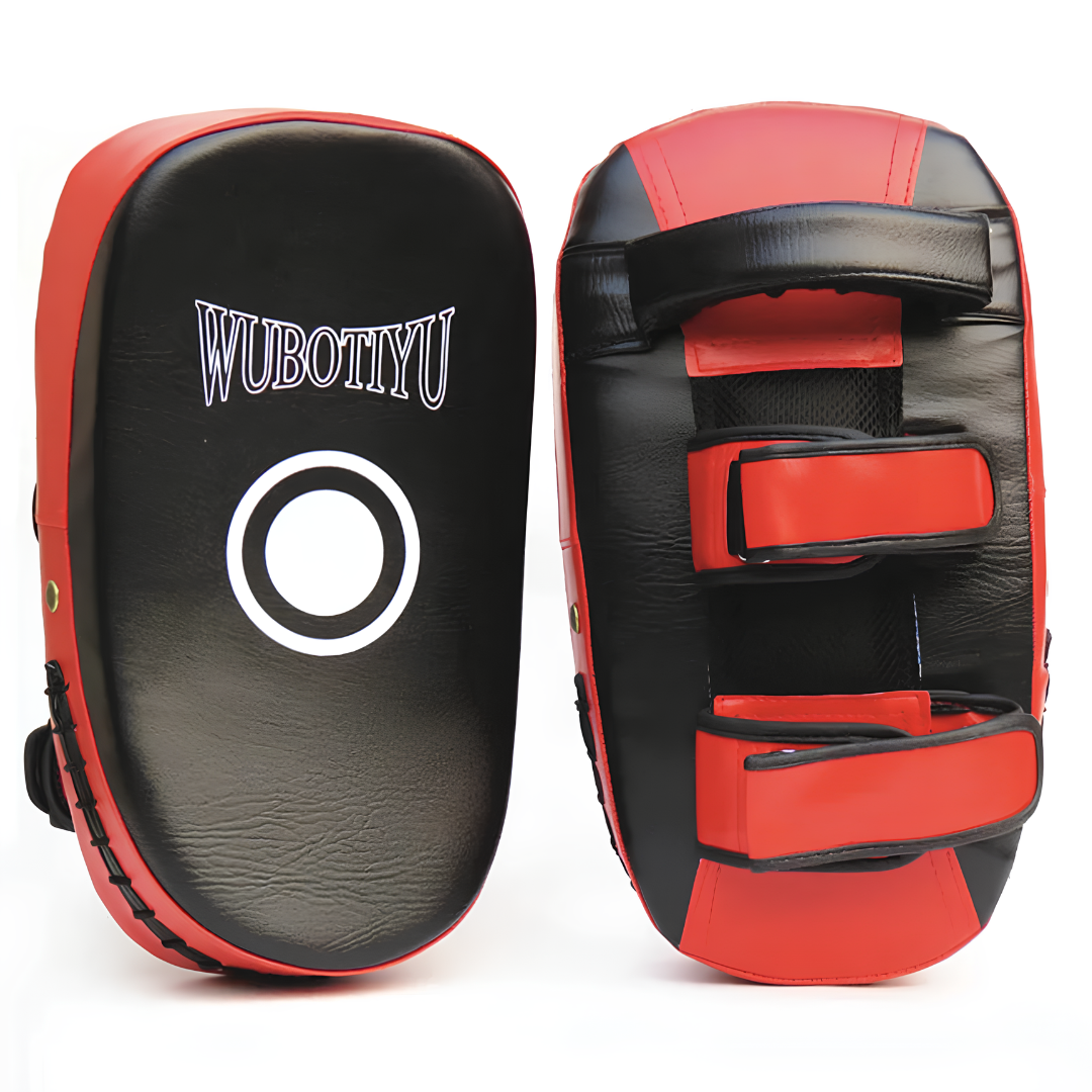 Rot-schwarzer Box-Pao mit ergonomischem Design für intensives Training.