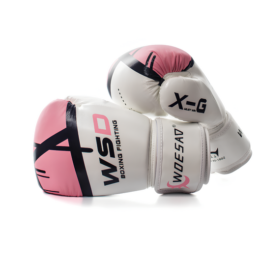 Boxhandschuhe in Weiß und Rosa mit strategisch platzierten Belüftungsöffnungen für maximale Frische während des Trainings.