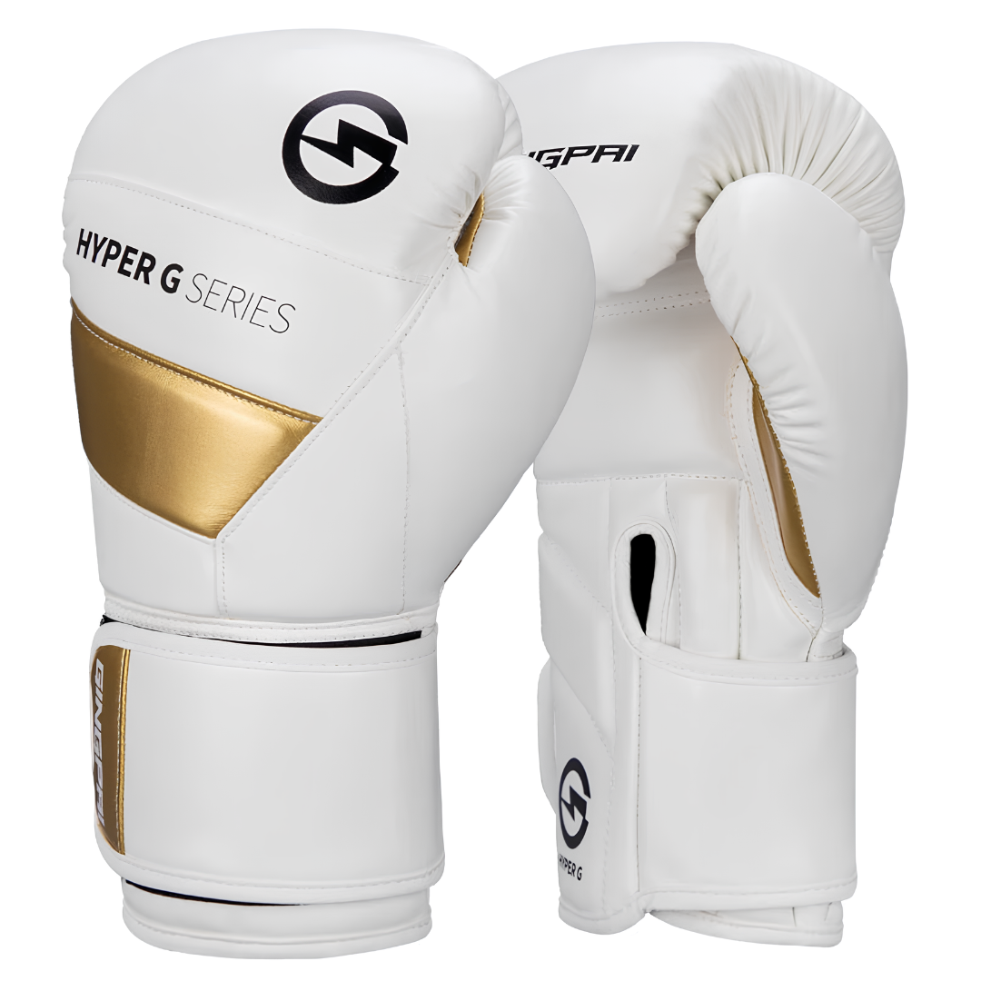 Weiße Boxhandschuhe der Hyper G Serie mit goldenen Akzenten, perfekt für Anfänger und Profis.