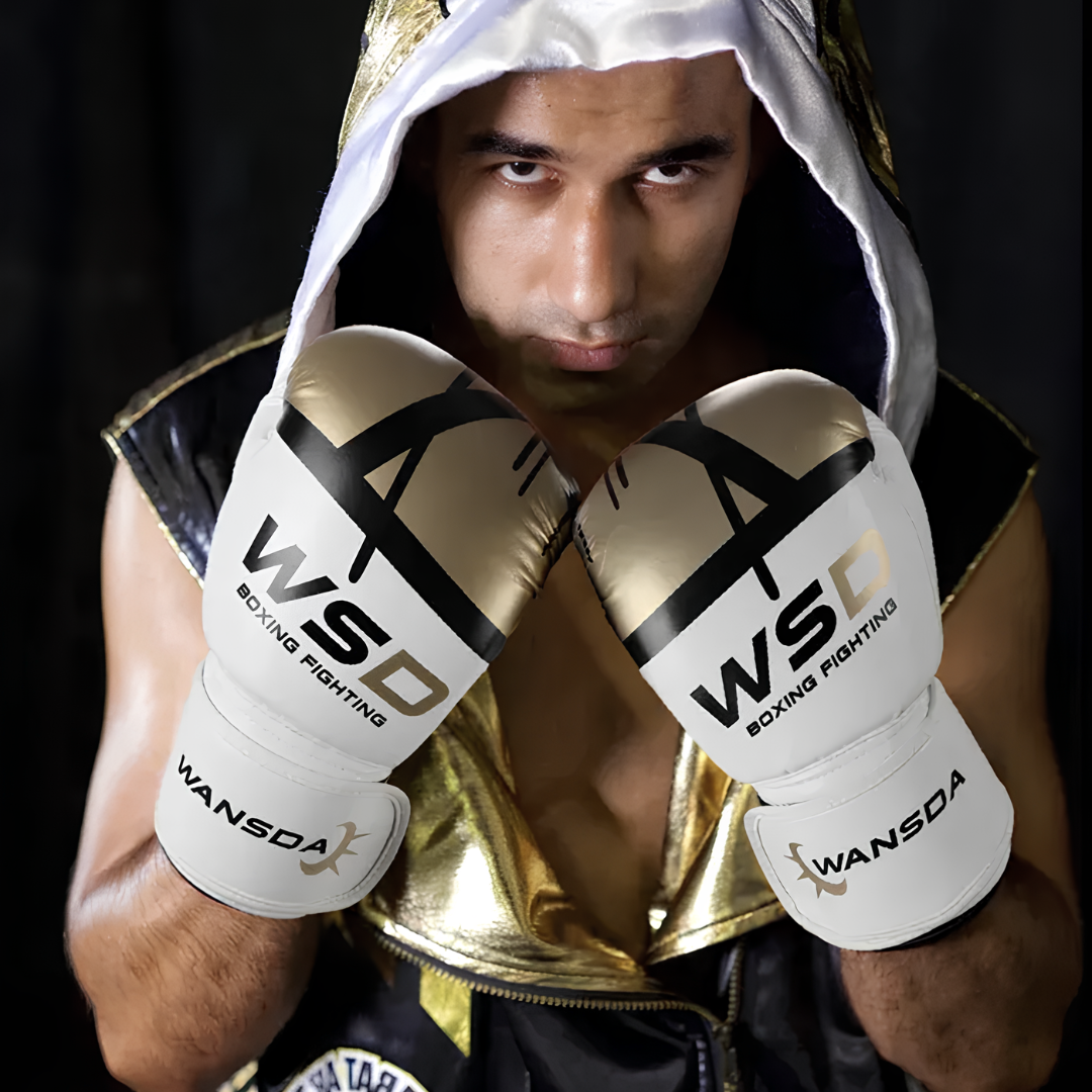 Athlet in Premium-Boxhandschuhen mit schwarz-goldenem Design, bereit für Wettkämpfe.