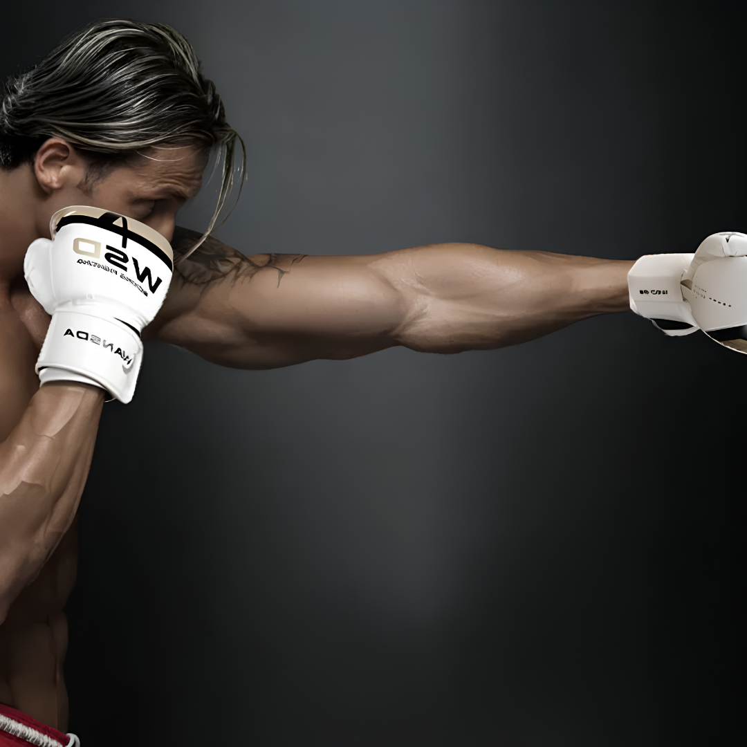 Mann beim Boxtraining mit professionellen weißen Boxhandschuhen, geeignet für Profis und Anfänger.